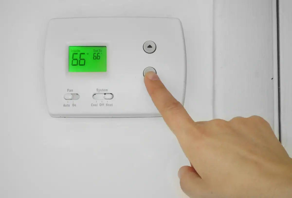 adjusting-thermostat